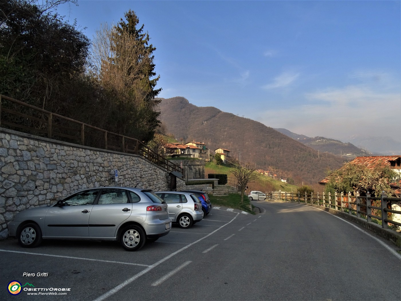 07 Partenza dalla piazzetta-parcheggio di Sopracorna (540 m) di Ubiale.JPG